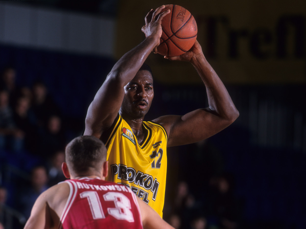 jerrod-mustaf-ball-overhead-europe-poland.jpg